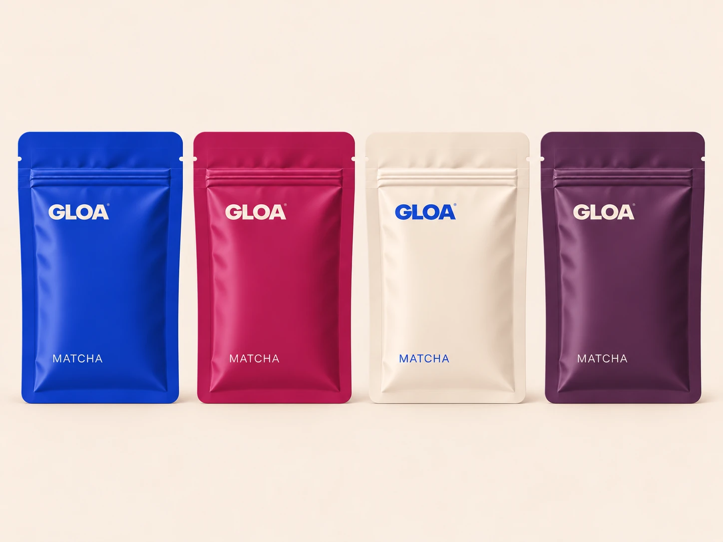 Vier GLOA Matcha-Packungen in Blau, Beere, Creme und Aubergine